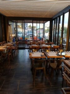 chiennette de cam4 adore s'exhiber et manger au restaurant l'atelier