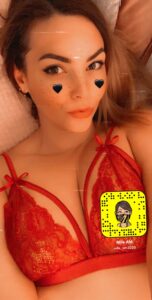 Ava Moore la camgirl utilise un snapchat x pour envoyer des photos et vidéos porno aux abonnés