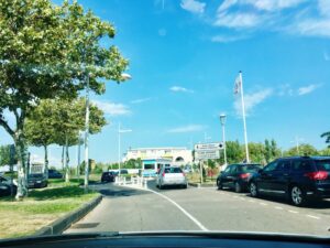 avec Ava Moore à l'entrée du village naturiste du Cap d'Agde