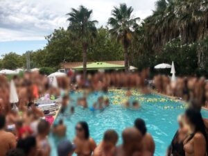 Ava Moore aime s'exhiber au Cap d'Agde à la pool party du jardin de babylone 