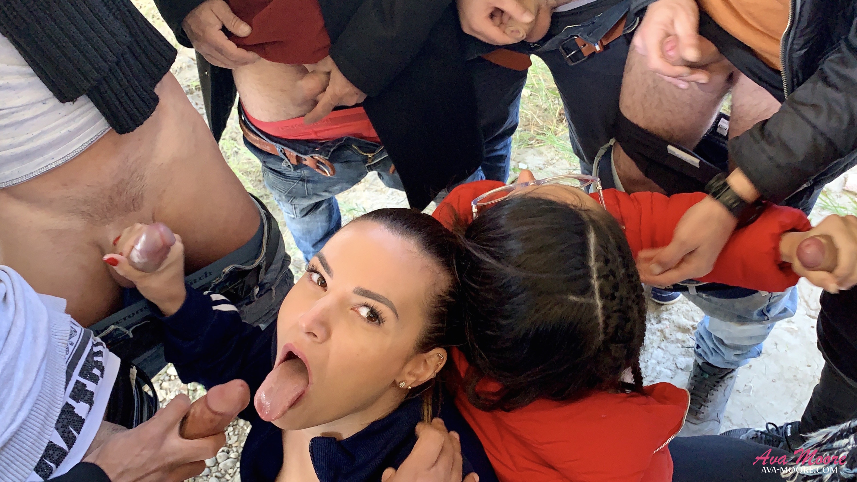 Ava Moore et Gloryzavatrash adorent sucer des bites en bukkake