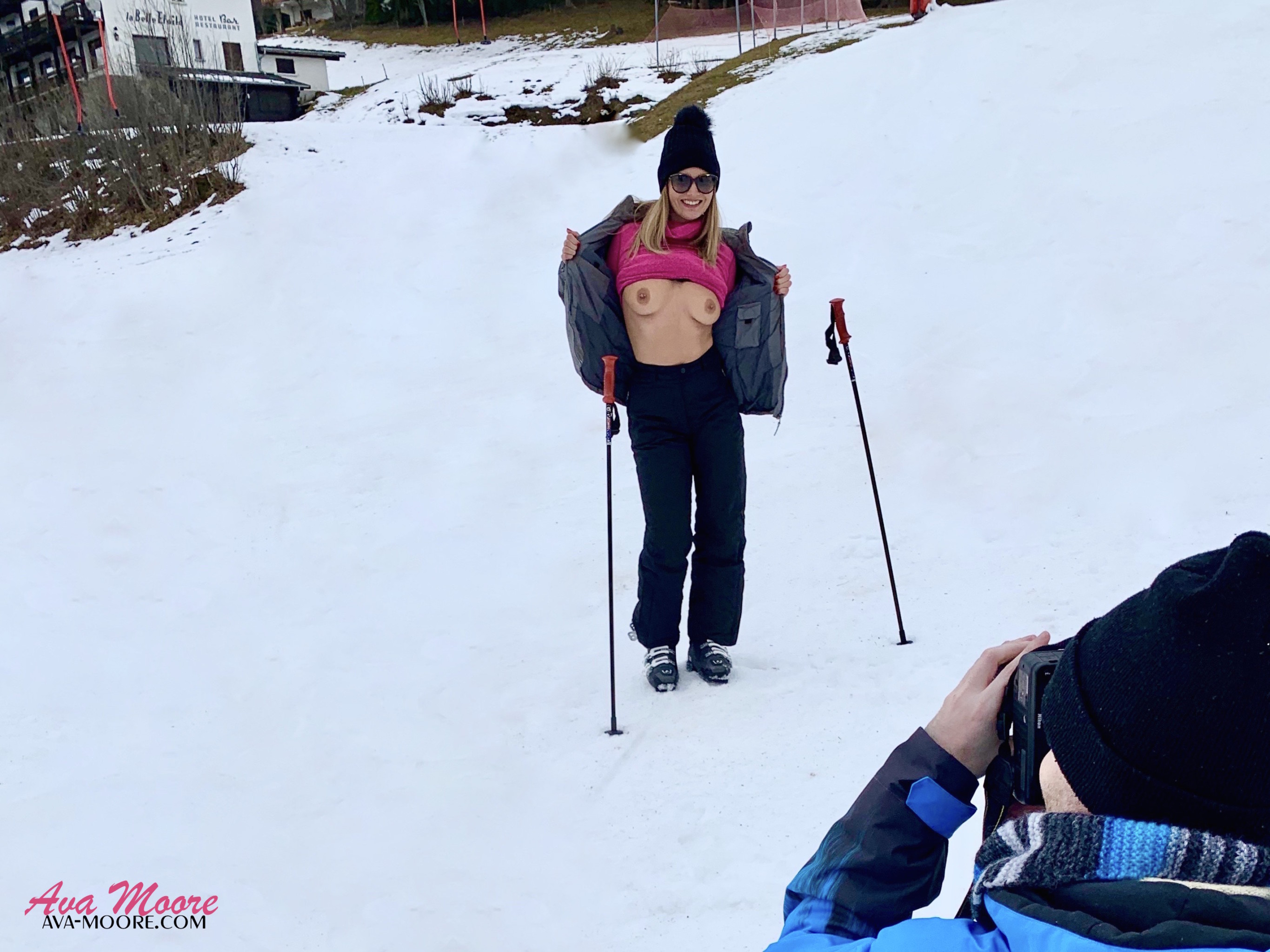 Ava Moore exhib ses seins sur les pistes de ski des fotos x très chaudes