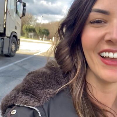 Ava Moore accoste des routiers dans cette vidéo porno amateur