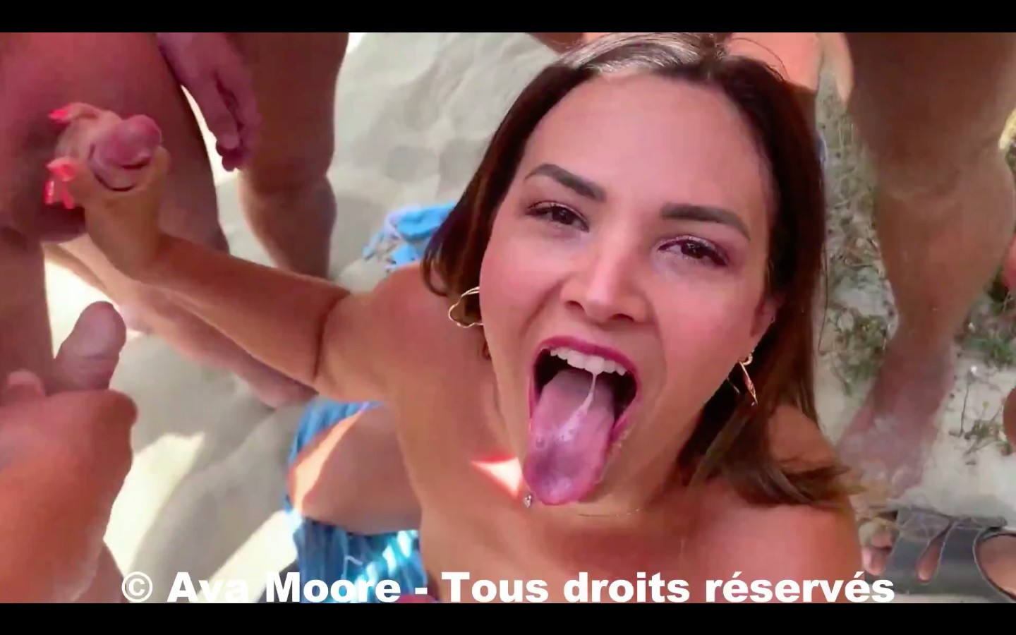 Ava Moore filme une vidéo de porno réalité sur la plage libertine du Cap d'Agde, la baie des cochons